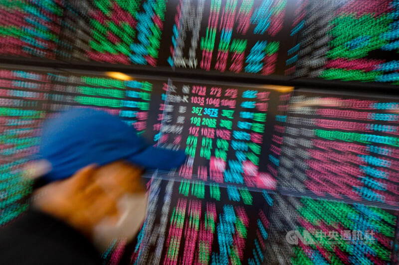 法人表示,高盛及美國銀行等下週將公布財報,可能影響美股波動,預期台股在台積電撐盤下,將呈箱型整理。(中央社檔案照片)