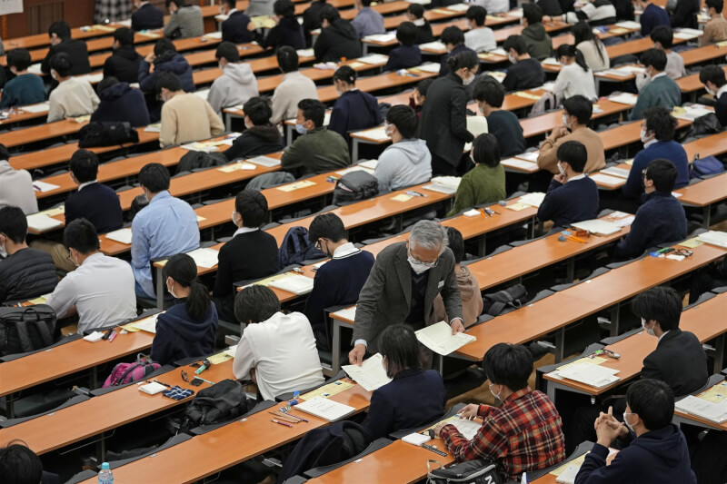 COVID-19疫情急速擴散下,日本第2屆「大學入學共同測驗」15日登場,共有約53萬名考生報考。(共同社)