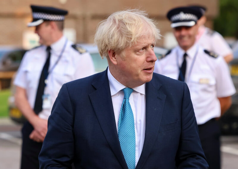 英國首相強生(前)幕僚違反封城規定舉辦派對,14日再被爆出派對時間點竟是菲立普親王葬禮前夕。(圖取自facebook.com/borisjohnson)