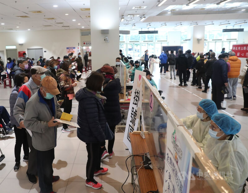 新北市長侯友宜15日說,新北將推「疫苗護照」,先從保護最弱勢的校園開始實施。圖為民眾在三重小巨蛋體育館排隊準備接種疫苗。(中央社檔案照片)