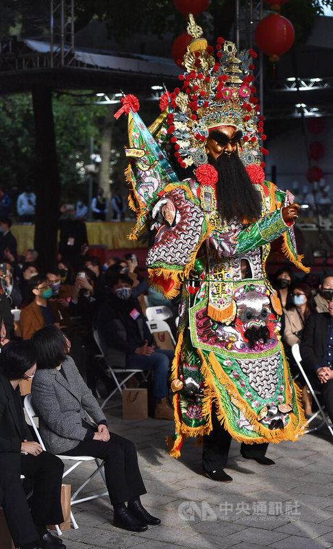 身兼中華文化總會長的總統蔡英文(前左2)15日下午出席「佮你鬥陣」藝文聯誼茶會,現場欣賞精彩民俗表演。蔡總統說,透過這些精采表演,希望能和大家一起「迎熱鬧」,驅疫除煞、迎安祈福。中央社記者王飛華攝 111年1月15日