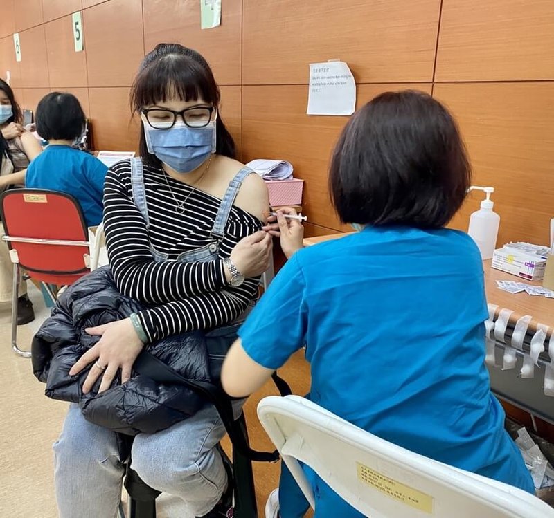COVID-19疫情快速變化,台南市15日加開第3劑莫德納和BNT疫苗追加劑場次,全採預約制,其中包括成大醫院1萬200劑莫德納疫苗,現場作業流程順暢,秩序良好。(成大醫院提供)中央社記者張榮祥台南傳真 111年1月15日
