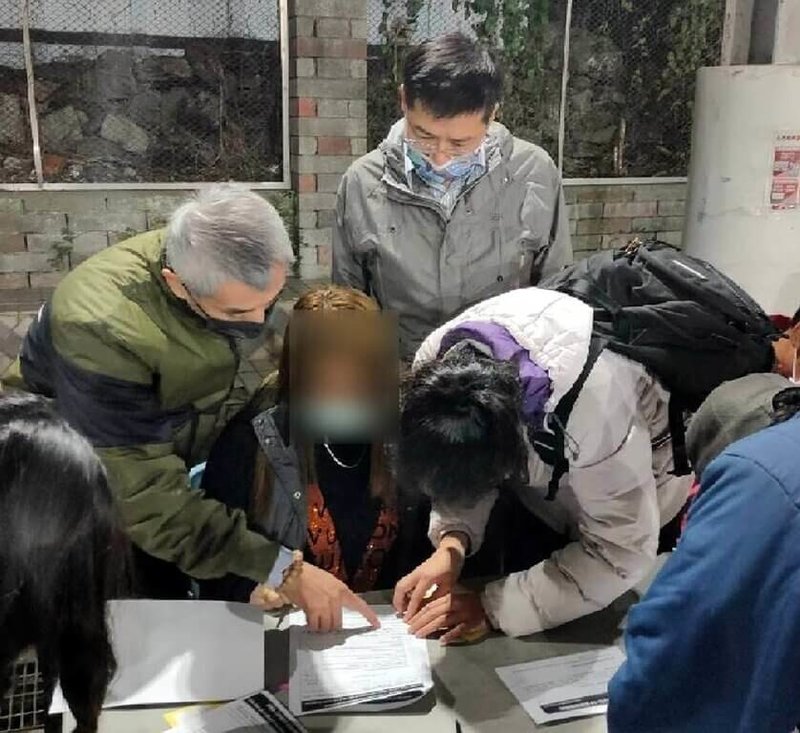 移民署台東專勤隊連續2天夜間,在南橫偏鄉部落設置COVID-19(2019冠狀病毒疾病)疫苗施打站。(移民署台東專勤隊提供)中央社記者盧太城台東攝 111年1月15日