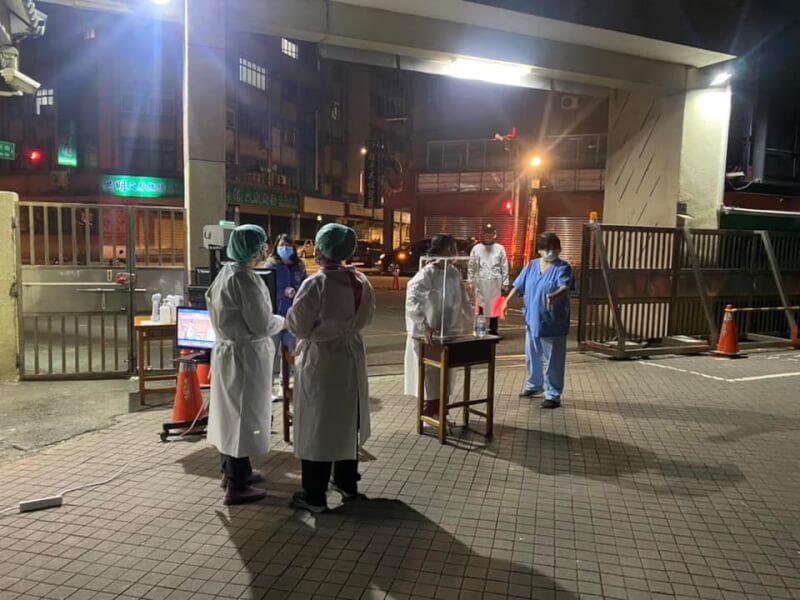 西堤餐廳工讀生的1名同住家人與2名同班同學確診,中壢高商全校師生約2000人擴大採檢。(圖取自facebook.com/chengwentsan)