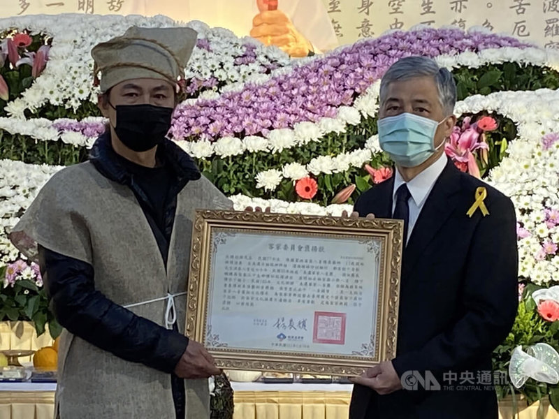 美濃客家八音團團長鍾彩祥辭世,16日舉行告別式,客家委員會副主委范佐銘(右)頒發褒揚狀,感謝鍾彩祥對客家傳統文化推廣貢獻。中央社記者蔡孟妤攝 111年1月16日