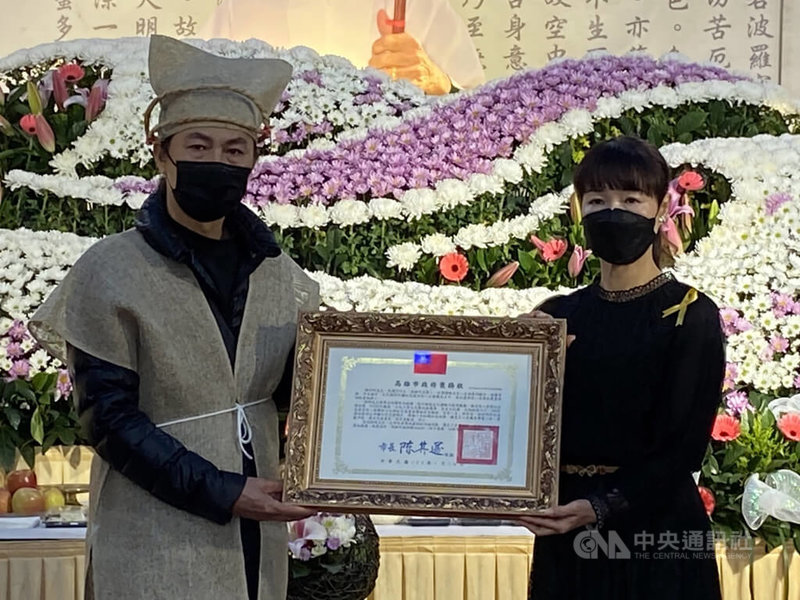 美濃客家八音團團長鍾彩祥辭世,16日舉行告別式,高雄市政府客家事務委員會主委楊瑞霞(右)頒發褒揚狀,感謝鍾彩祥對客家八音傳承的貢獻。中央社記者蔡孟妤攝 111年1月16日