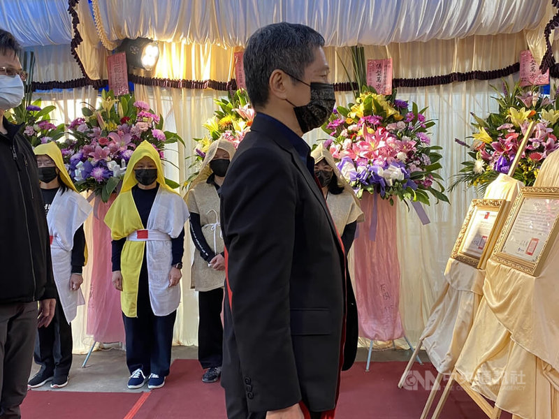 美濃客家八音團團長鍾彩祥辭世,16日舉行告別式,文化部長李永得(前右)出席,向家屬表達慰問與關懷。中央社記者蔡孟妤攝 111年1月16日