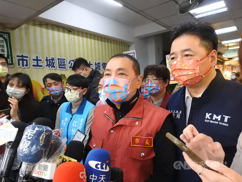 新北市長侯友宜(前右2)16日回應疫苗護照的問題表示,針對非特定族群要持小黃卡且打疫苗兩劑滿14天才能進入校園,這是保護孩子的必要措施;至於餐飲業是否要實施,他表示「餐飲業目前沒有要實施」。中央社記者王鴻國攝 111年1月16日