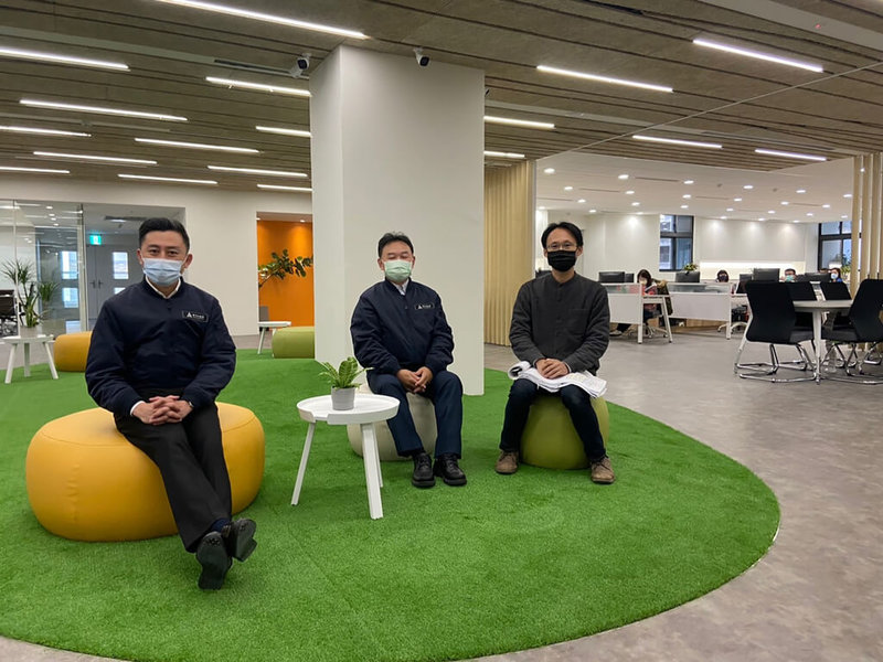 新竹市長林智堅(左)16日表示,新竹市政府勞工處日前已進駐身心障礙者就業綜合大樓,開始提供身障者性向評估、就業諮商,連結各項職業重建服務資源,已有超過百人諮詢。(新竹市政府提供)中央社記者魯鋼駿傳真 111年1月16日