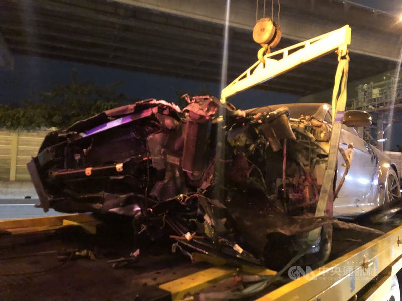 國道警方16日表示,國道1號南向29.3公里處三重路段日前發生2車追撞嚴重車禍,全案駕駛均無酒精反應,檢視肇事者及2名遭撞駕駛、乘客傷勢,因皆繫上安全帶僅受輕傷。(翻攝畫面)中央社記者沈佩瑤傳真 111年1月16日