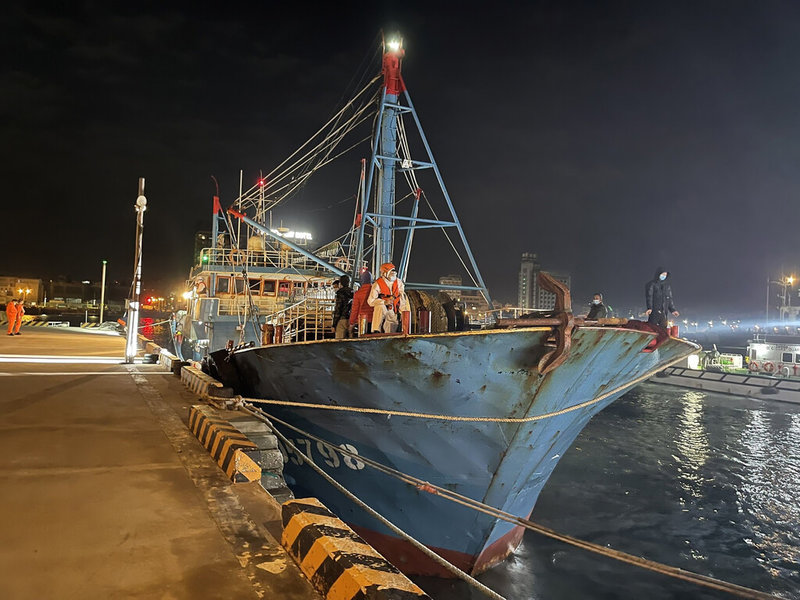 澎湖海巡隊巡防艇在花嶼海域巡查越界陸船「閩晉漁05798」時遭蛇行拒檢,經強靠登檢控制,人船16日押返消毒檢疫,4000公斤漁獲全海拋,目前留置馬公裁處中。(澎湖海巡隊提供)中央社 111年1月16日