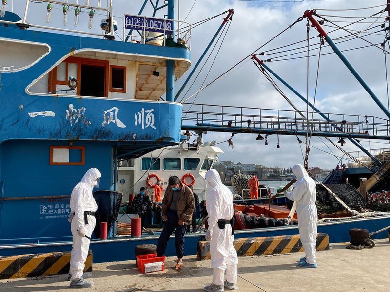 海巡署金馬澎分署表示,在花嶼海域巡查越界陸船「閩晉漁05798」時遭蛇行拒檢,經強靠登檢控制。陸船4000公斤漁獲全海拋,人船16日押返,留置馬公裁處中。(澎湖海巡隊提供)中央社 111年1月16日