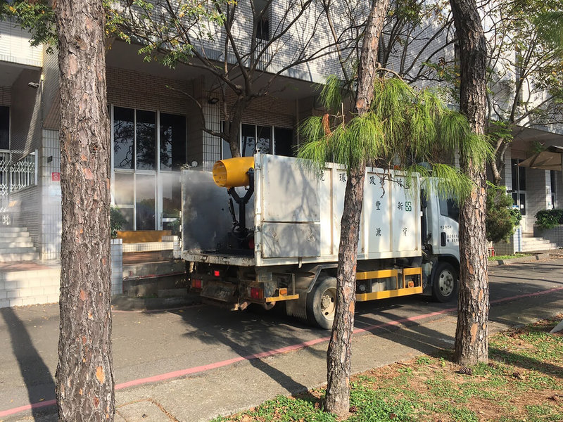 新竹縣某科技大學2名師生16日確診,縣府環保局獲報隨即派員至校園加強清消。(新竹縣政府提供)