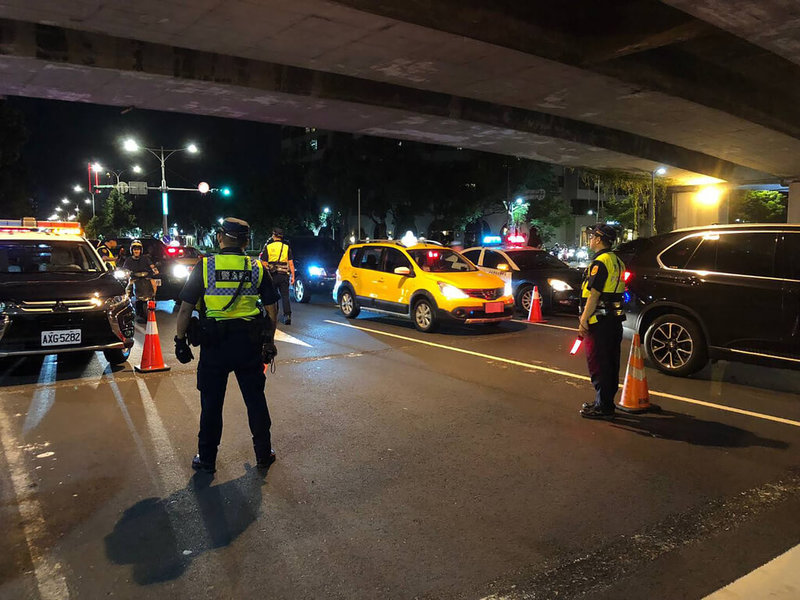 警政署16日指出,統計15日酒駕取締專案結果,全國共設立路檢點595處、動員警力4540人,全日共取締酒駕258件、含移送法辦180件,相較民國110年元月份日平均取締192件、含移送法辦124件都增加。(警政署提供)中央社記者黃麗芸傳真 111年1月16日