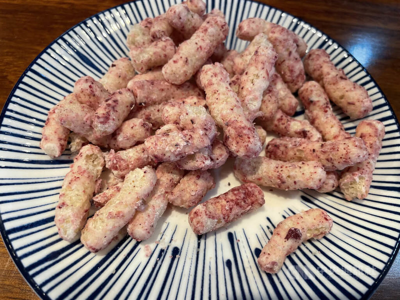 金門縣農業試驗所和金門大學合作,以在地農產小麥和洛神花,研發特色零嘴「洛神小麥菓」,以覆膜方式將洛神花粉、巧克力噴覆於小麥膨發餅乾上,可說是「金門乖乖」。中央社記者黃慧敏攝 111年1月16日
