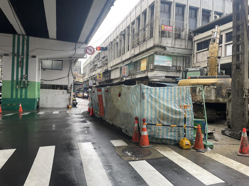 基隆市政府針對老舊不符安全需求的忠三橋進行改建,第一階段預計20日完成。為因應年節採買人潮,施工圍籬20日起將暫時退出愛一路車道,2月7日起再度封閉。(基隆市政府提供)中央社記者王朝鈺傳真 111年1月16日
