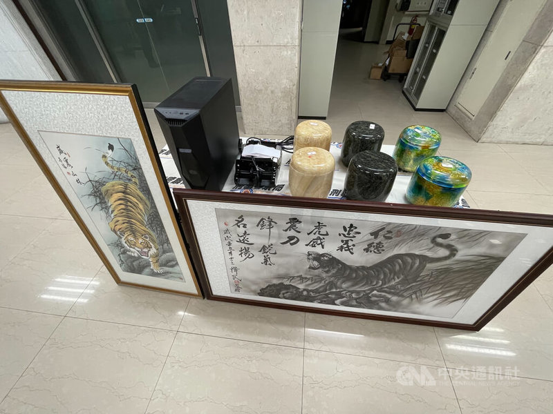 刑事局16日表示,以北聯幫成員曹男為首的靈骨塔詐欺集團利用申設人頭開發公司,鎖定下市公司賠償客戶名單致電並誘騙購買靈骨塔產品詐財,循線查獲曹男等8嫌送辦。圖為贓證物。(翻攝照片)中央社記者黃麗芸傳真 111年1月16日