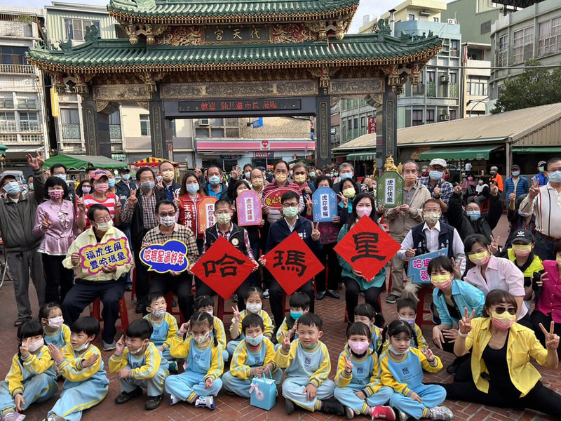 高雄市長陳其邁(坐椅者左4)16日到哈瑪星代天宮參拜,隨後參加經發局與在地商圈在代天宮前廣場舉辦的「高雄過好年」系列活動,並向當地民眾拜早年。(高雄市政府提供)中央社記者蔡孟妤傳真 111年1月16日