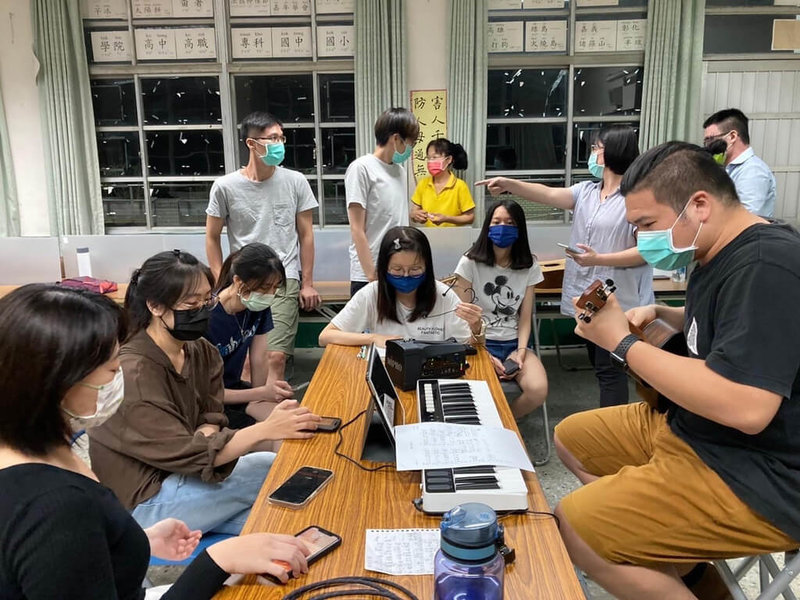 高雄市教育局表示,鳳山社區大學在教育部及教育局支持下,自110年9月起由「灼樂吉他工作坊」負責人兼駐唱表演歌手蔡哲偉擔任指導老師,辦理「為鳳山而唱-詞曲創作工作坊」,帶領學員學習詞曲創作。(高雄市政府提供)中央社記者曾以寧傳真 111年1月16日