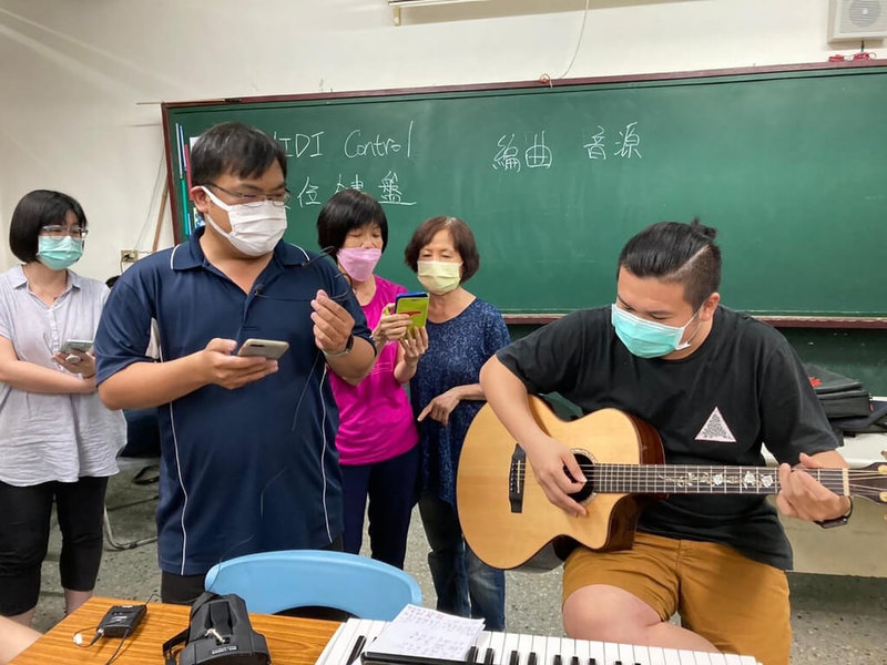 高雄鳳山社區大學從110年9月起開辦詞曲創作工作坊,同學們在老師帶領下,或獨創或合作,一共寫出4首在地歌曲,並親唱錄製,以歌聲傳唱鳳山故事。(高雄市政府提供)中央社記者曾以寧傳真 111年1月16日