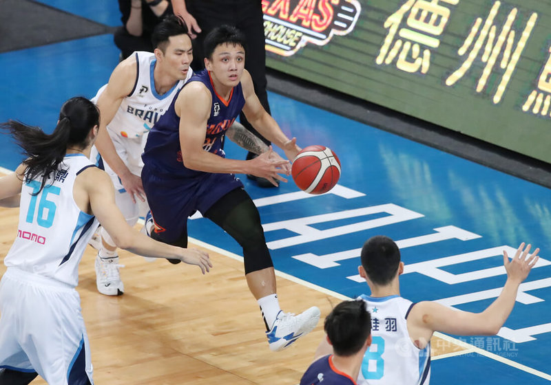 台灣職籃聯盟P. LEAGUE+桃園領航猿隊16日例行賽以84比103不敵台北富邦勇士隊,領航猿施晉堯(持球者)全場拿下9分。中央社記者張新偉攝 111年1月16日