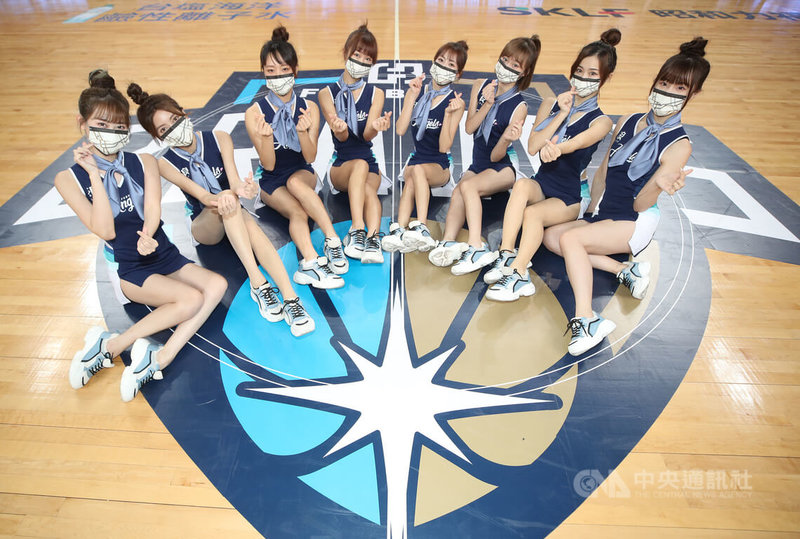 台灣職籃聯盟P. LEAGUE+(簡稱PLG)台北富邦勇士隊16日在台北主場舉辦主題日「勇士所向.星宇啟航」,啦啦隊Fubon Angels在場中賣力應援。中央社記者張新偉攝 111年1月16日