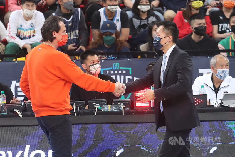P. LEAGUE+ 台北富邦勇士隊16日例行賽首度擺出「洋將雙塔」,終場奪勝,對手桃園領航猿隊總教練鄭志龍(前左)苦笑表示,勇士總教練許晉哲(前右)都把秘密武器對他用。圖為賽後兩人握手致意。中央社記者張新偉攝 111年1月16日