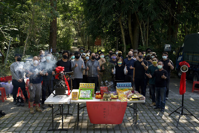 台灣與新加坡合製電影「明天比昨天長久」16日在高雄舉辦開鏡儀式,劇組演員出席,期盼拍攝過程順利。(飛望影像提供)中央社記者葉冠吟傳真 111年1月16日