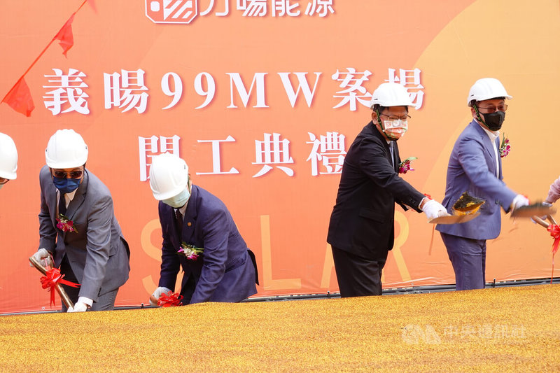 在屏東縣政府協助下，能源業者中租控股與力暘能源推動「天權四案99MW光電場」在16日進行掛錶送電儀式，同時舉行「義暘99MW太陽能光電場」動土典禮，屏東縣長潘孟安（右2）等人出席。中央社記者李卉婷攝  111年1月16日