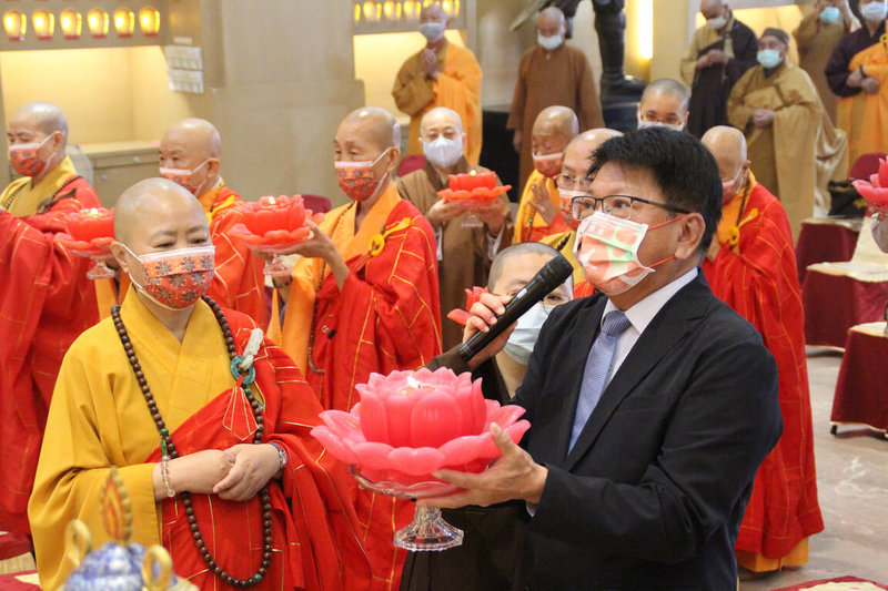 屏東縣政府與多個宗教團體發起「以愛為名、迎春祈福」宗教聯合祈福活動,2天共有5場次,屏東縣長潘孟安(前右)16日赴潮州鎮妙光禪寺祈福。(妙光禪寺提供)中央社記者李卉婷傳真 111年1月16日