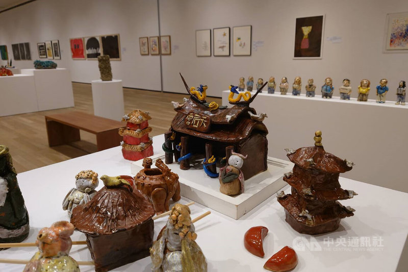 「信楽吹來的風展 台灣X日本交流10週年展」16日起在台南市美術館1館登場,展品涵蓋繪畫、陶藝、複合媒材等,呈現台、日多名藝術家共105件精彩作品。中央社記者楊思瑞台南傳真 111年1月16日