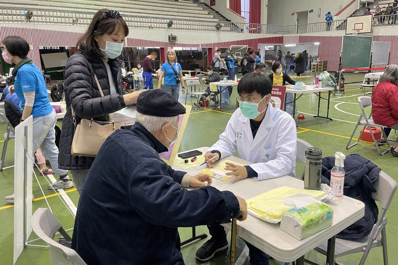 台南市衛生局16日表示,中山國中接種站上午8時起提供莫德納疫苗接種服務,預計到下午5時30分可完成3500人接種。(台南市衛生局提供)中央社記者楊思瑞台南傳真 111年1月16日