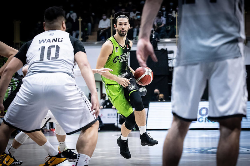 P. LEAGUE+ 福爾摩沙台新夢想家隊16日例行賽一路從領先到被追平,決勝節靠球員簡浩(中)2記三分球,終場就以89比82擊敗高雄鋼鐵人隊。(P. LEAGUE+ 提供)中央社記者黃巧雯傳真 111年1月16日