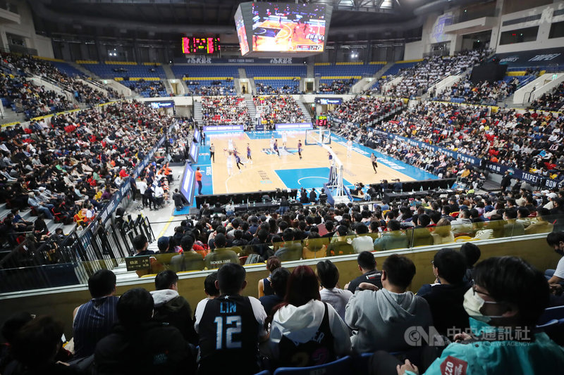 P. LEAGUE+ 台北富邦勇士隊16日在主場台北和平籃球館迎戰桃園領航猿隊,並舉辦主題日「勇士所向.星宇啟航」,吸引6066名球迷進場觀賽。中央社記者張新偉攝 111年1月16日