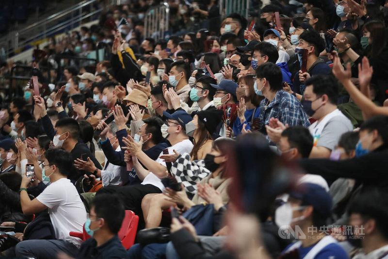 台灣職籃聯盟P. LEAGUE+(簡稱PLG)例行賽持續展開,台北富邦勇士隊16日在主場迎戰桃園領航猿隊,並舉辦主題日活動,共吸引6066名球迷進場,為支持球隊加油打氣。中央社記者張新偉攝 111年1月16日