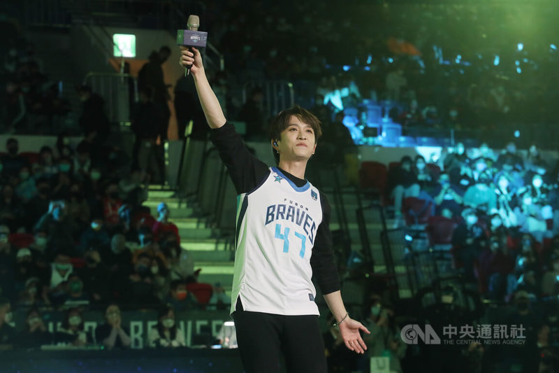 P. LEAGUE+(簡稱PLG)台北富邦勇士隊16日在台北和平籃球館迎戰桃園領航猿隊,賽前邀請歌手邱鋒澤開唱,以多首歌曲炒熱現場氣氛。中央社記者張新偉攝 111年1月16日