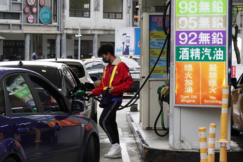 台灣中油公司表示,17日起汽油調漲0.6元。(中央社檔案照片)