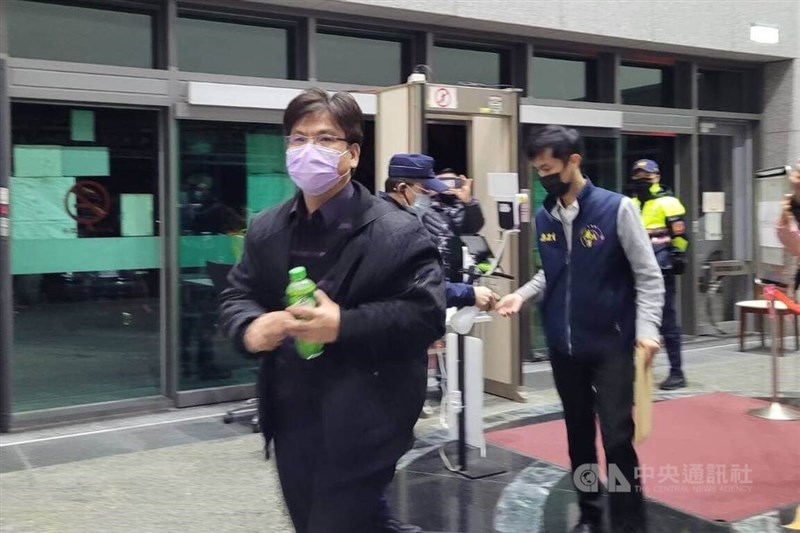 宜蘭縣政府建設處代理處長吳朝琴(左)和農業處農務科長吳東原涉弊遭收押。(中央社檔案照片)
