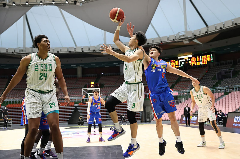 第19屆超級籃球聯賽(SBL)16日在桃園巨蛋體育館閉門開戰,台灣啤酒與裕隆納智捷激戰至最後1分鐘,台啤靠著王子綱(持球者)等人最後合計4罰全中,最終以81比75勝出。(中華民國籃球協會提供)中央社記者黃巧雯傳真 111年1月16日