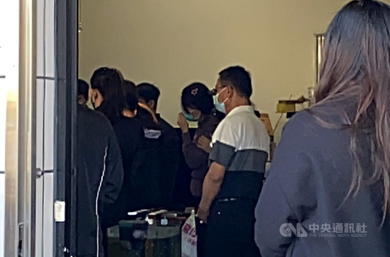 空軍F-16V飛官陳奕日前在執行訓練任務時不幸墜海身亡,公祭將在空軍嘉義基地舉行,他的父母親16日帶著陳奕遺照「回家走一走」,眾多親友也前來致意。中央社記者蕭博陽南投縣攝 111年1月16日