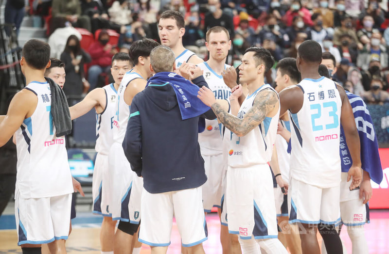 台灣職籃聯盟P. LEAGUE+(簡稱PLG)台北富邦勇士隊16日在主場台北和平籃球館迎戰桃園領航猿隊,終場以103比84擊敗對手,選手們賽後在場中致意。中央社記者張新偉攝 111年1月16日