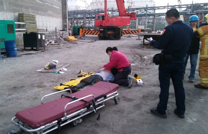 高雄港洲際二期興建中的華運倉儲15日晚間發生工安意外。(讀者提供)中央社記者洪學廣傳真 111年1月15日
