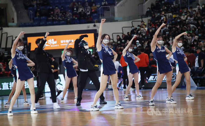 P. LEAGUE+ 聯盟(簡稱PLG)台北富邦勇士隊16日在台北和平籃球館舉辦主題日「勇士所向.星宇啟航」,吸引6066名球迷進場,啦啦隊Fubon Angels休息時在場中熱舞帶動氣氛。中央社記者張新偉攝 111年1月16日