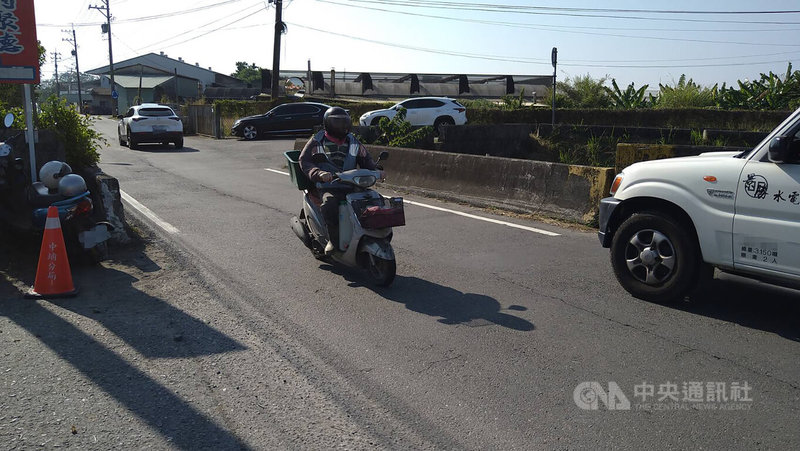 嘉義縣中埔鄉嘉139線道路連接阿里山公路與台3線,路面僅5至9公尺寬,縣府爭取中央補助經費,預計全線路面將拓寬為12至15公尺,16日舉行第2、3期工程開工典禮。中央社記者蔡智明攝 111年1月16日