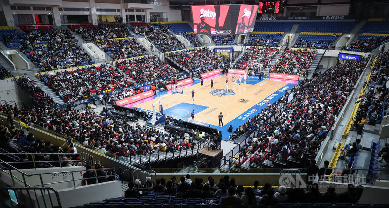 台灣職籃聯盟P. LEAGUE+(簡稱PLG)台北富邦勇士隊16日在台北主場舉辦主題日「勇士所向.星宇啟航」,吸引6066名球迷進場。中央社記者張新偉攝 111年1月16日