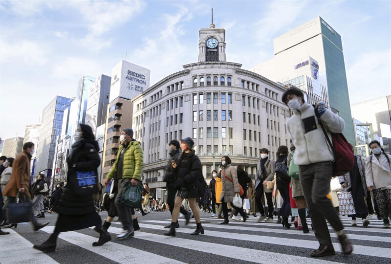 日本全國各地15日新增2萬5724人確診感染COVID-19,歷來單日第2高。圖為15日東京銀座街頭人潮。(共同社)