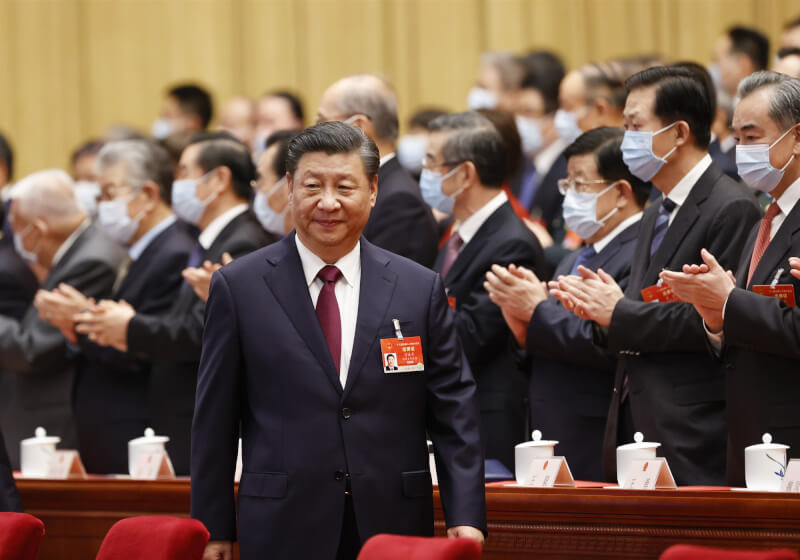 中共總書記習近平(前)近日警告,中國應堅決糾正數位經濟發展下的不健康趨勢。(中新社)