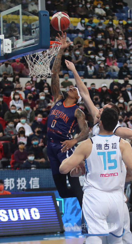台灣職籃聯盟P. LEAGUE+例行賽持續展開,桃園領航猿隊16日以84比103不敵台北富邦勇士隊,領航猿洋將羅賓森(Devin Robinson)(後)包辦全隊多數攻勢,獨攬40分。中央社記者張新偉攝 111年1月16日