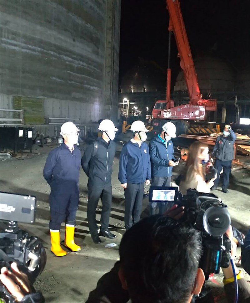 高雄港洲際二期興建中的華運倉儲15日發生工安意外釀死傷,高雄市長陳其邁(後左3)獲報後,親率市府團隊到場關心。(高雄市勞工局提供)中央社記者洪學廣傳真 111年1月15日