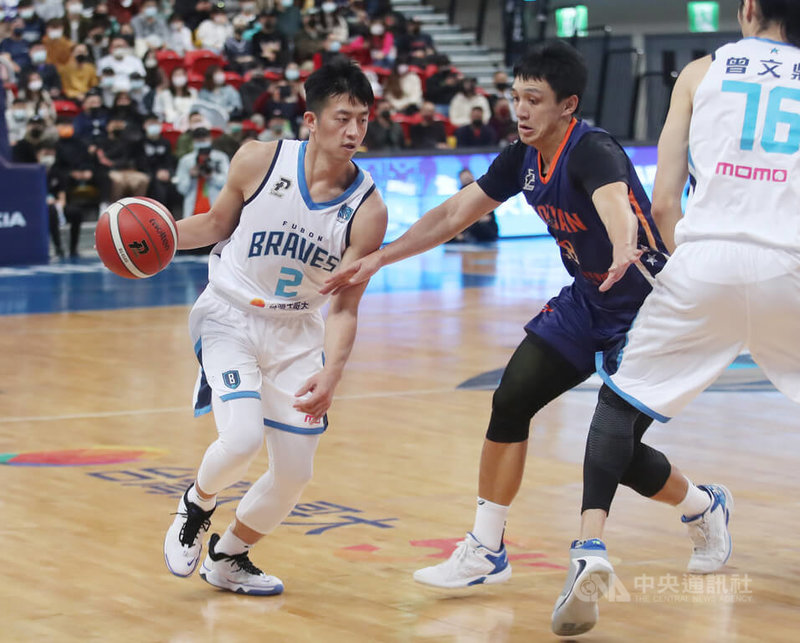 台灣職籃聯盟P. LEAGUE+(簡稱PLG)例行賽持續進行,台北富邦勇士隊16日在主場與桃園領航猿隊交手,勇士簡偉儒(左)拿下17分5籃板,幫助球隊獲勝。中央社記者張新偉攝 111年1月16日